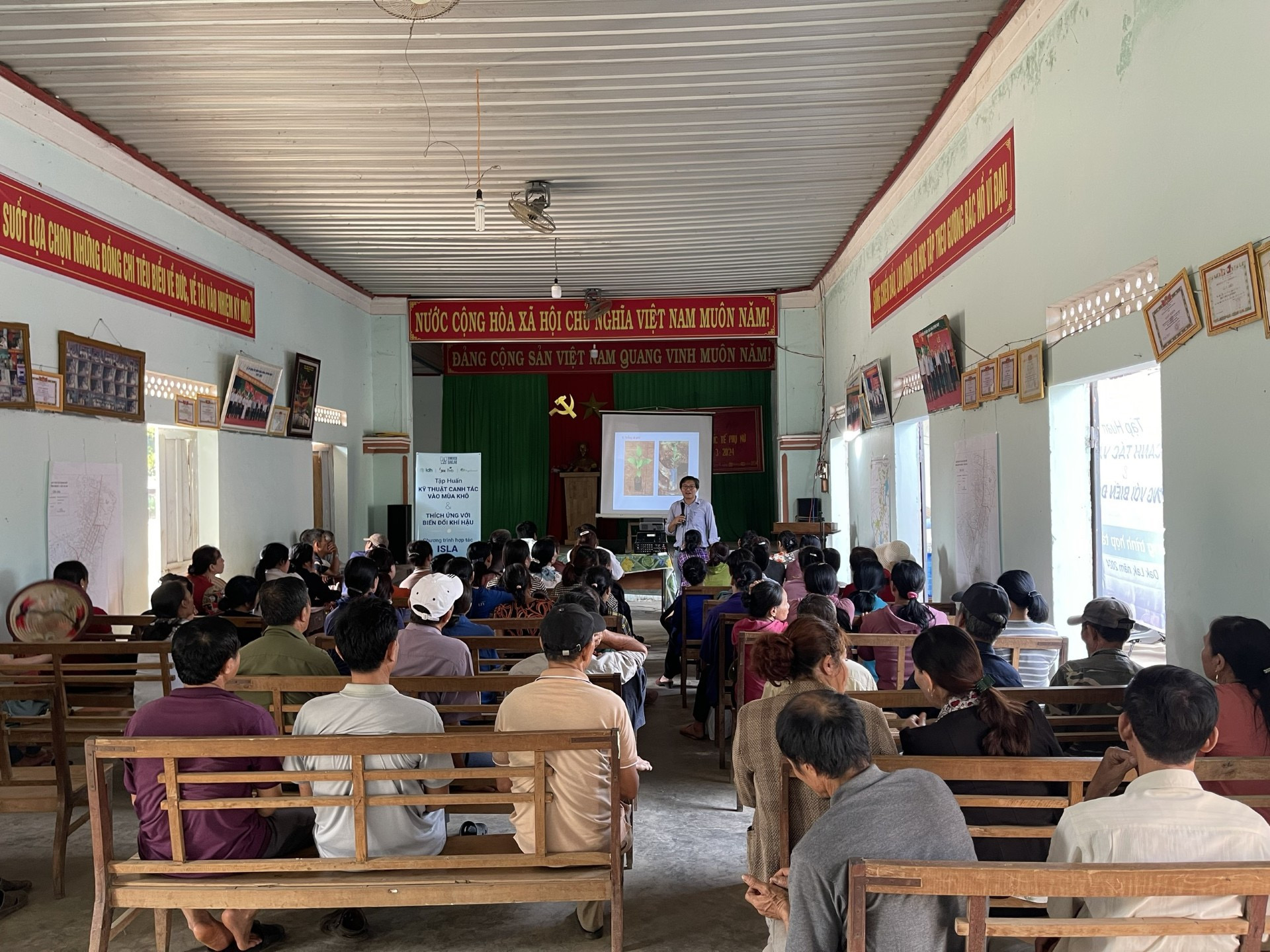 Công ty Simexco Đắk Lắk tổ chức tập huấn cho nông dân vùng Compact Krông Năng về “Sản xuất bền vững, sản xuất có trách nhiệm”.